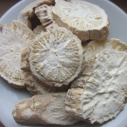 Dry Stephania root chips on plate 