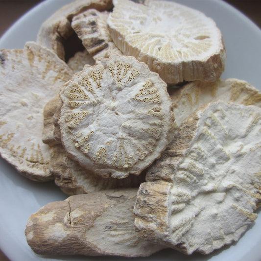 Dry Stephania root chips on plate 
